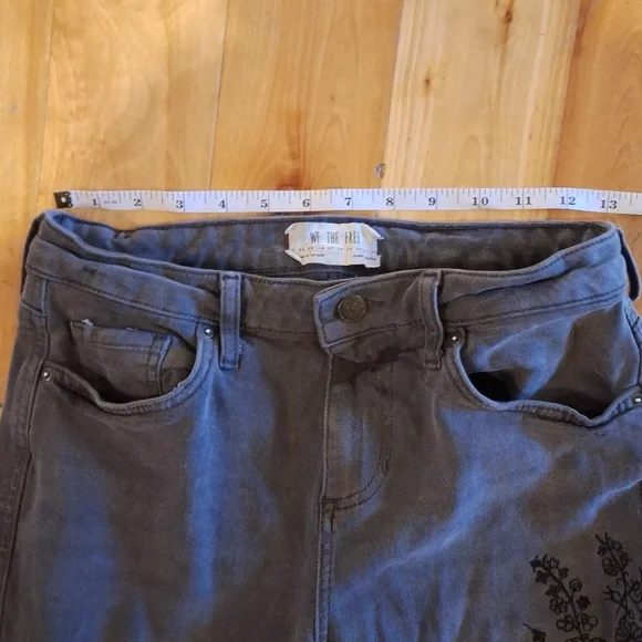 Free People cut-off Floral embroidered gray jeans Womens Size 26 Boho Stretchy - Picture 9 of 15